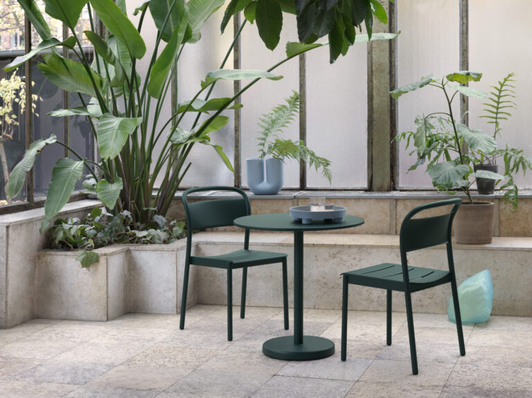 12024-en-linear-steel-side-chair-cafe-table-70-dark-green-platform-tray-kink-vase-v2-muuto-org